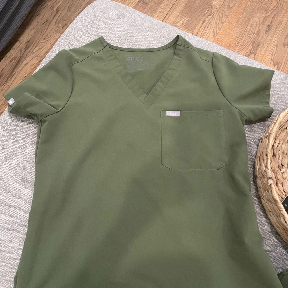 Catarina one pocket scrub top. great condition. Dark Olive color